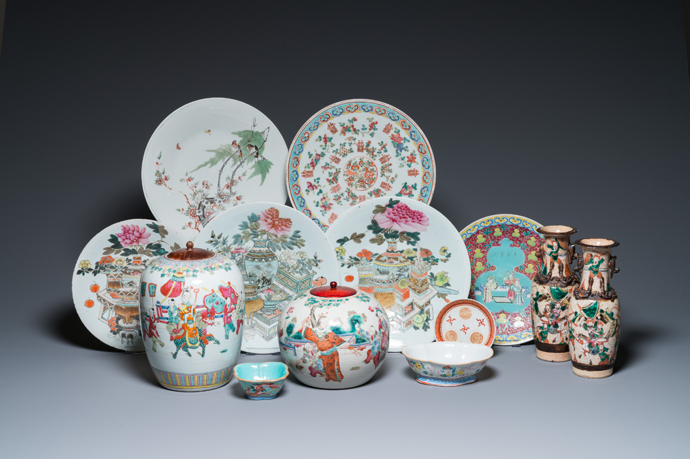 Een diverse collectie Chinees famille rose en qianjiang cai porselein, 19/20e eeuw