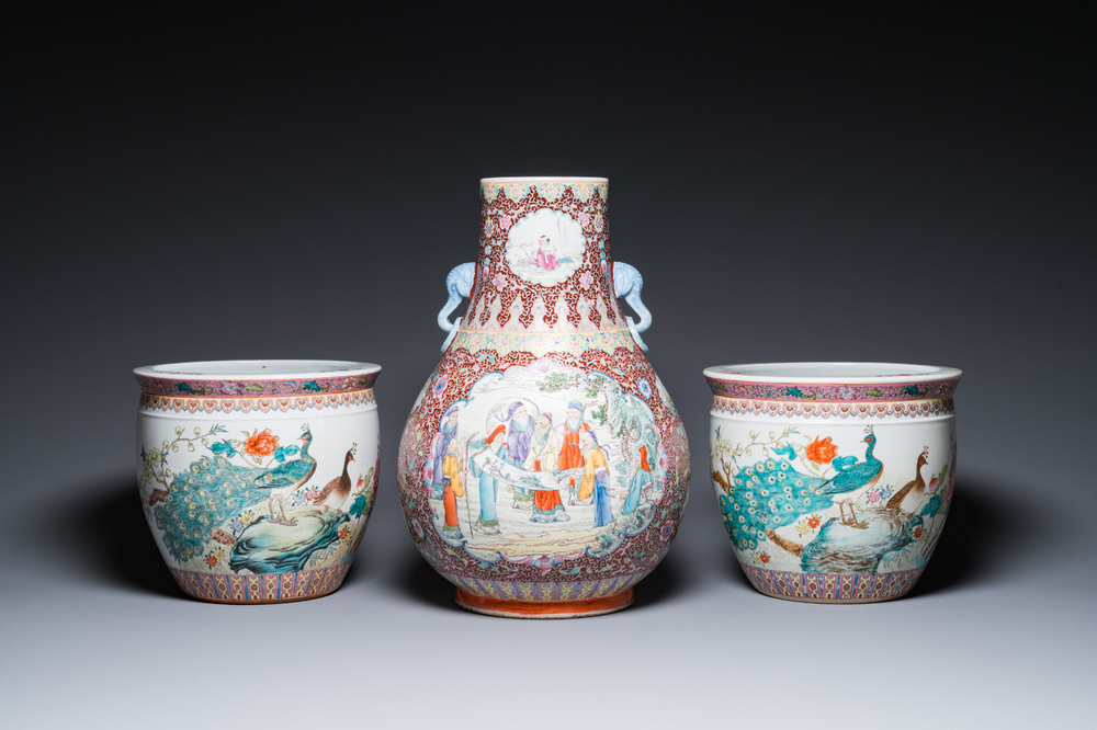Un vase de forme 'hu' et une paire d'aquariums en porcelaine de Chine famille rose, 20&egrave;me