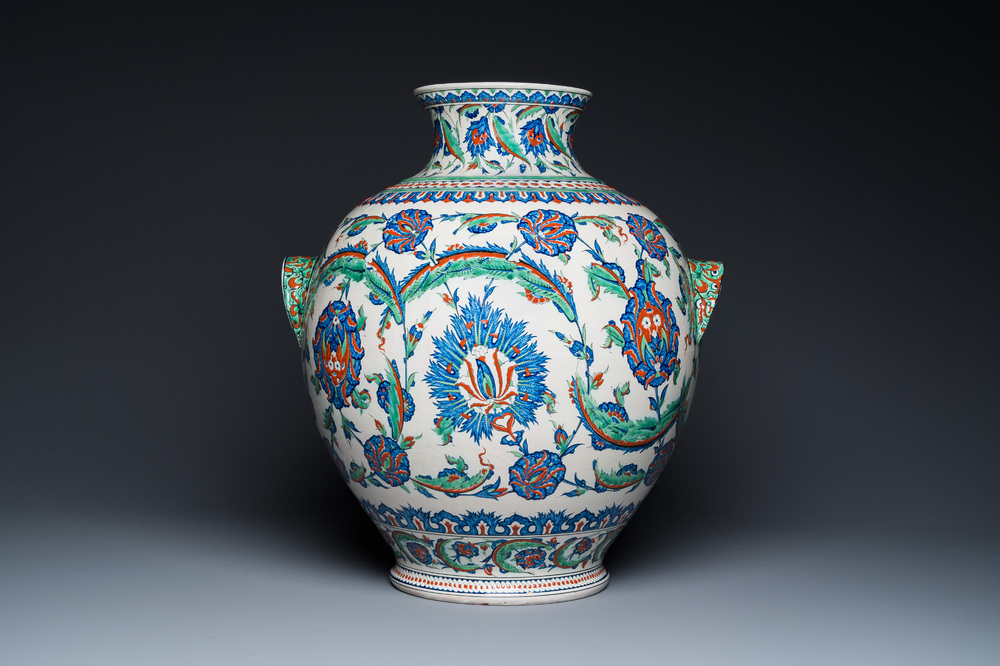 An exceptionally fine large Iznik-style vase, Cantagalli, Italy, 19th C.