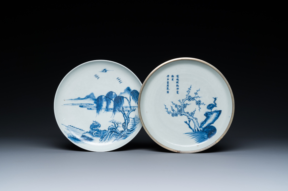 Twee Chinese blauw-witte 'Bleu de Hue' borden voor de Vietnamese markt, Ngoan Ngoc merk en zegelmerk, 19e eeuw