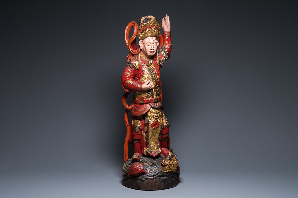 Grande sculpture d'un roi c&eacute;leste en bois laqu&eacute; rouge et dor&eacute;, Vietnam, 19/20&egrave;me