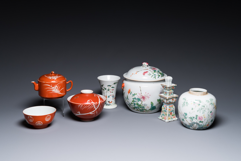 Quatre pi&egrave;ces en porcelaine de Chine famille rose et trois &agrave; fond rouge de corail, 19/20&egrave;me