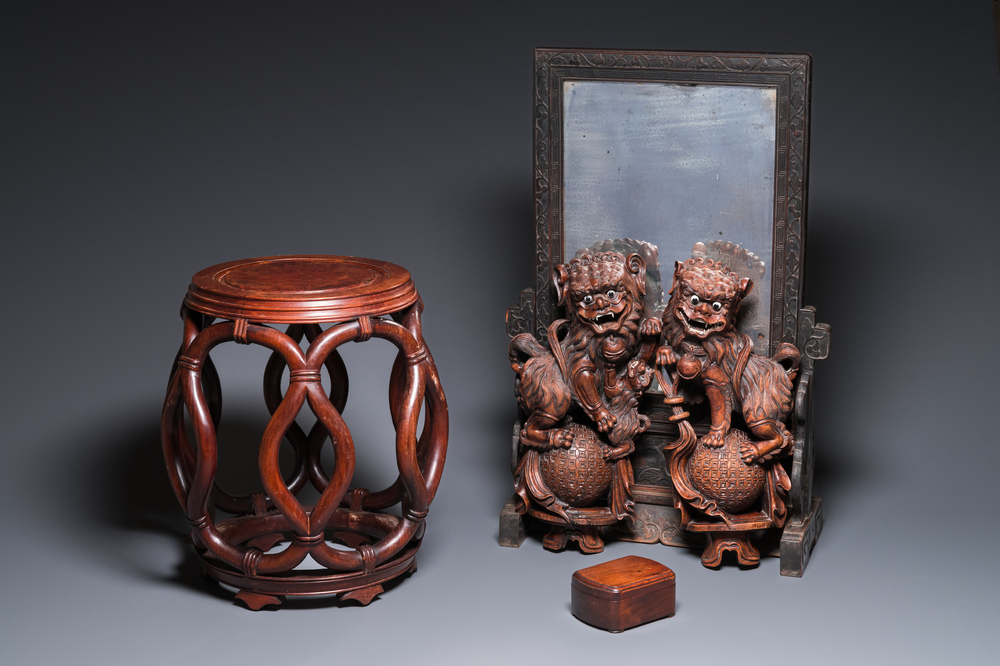 A Chinese huali box and cover, a burl wood-topped stand, a table screen mirror and a pair of Buddhist lions,  19/20th C.