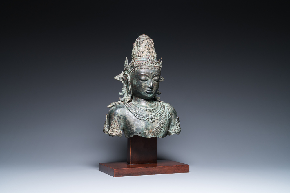 Een grote Javaanse bronzen buste van de god Shiva, Majapahit koninkrijk, Indonesi&euml;, wellicht 15/16e eeuw