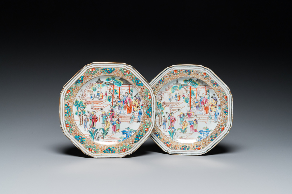 Een paar Chinese octagonale famille rose borden met mandarijns decor, Qianlong