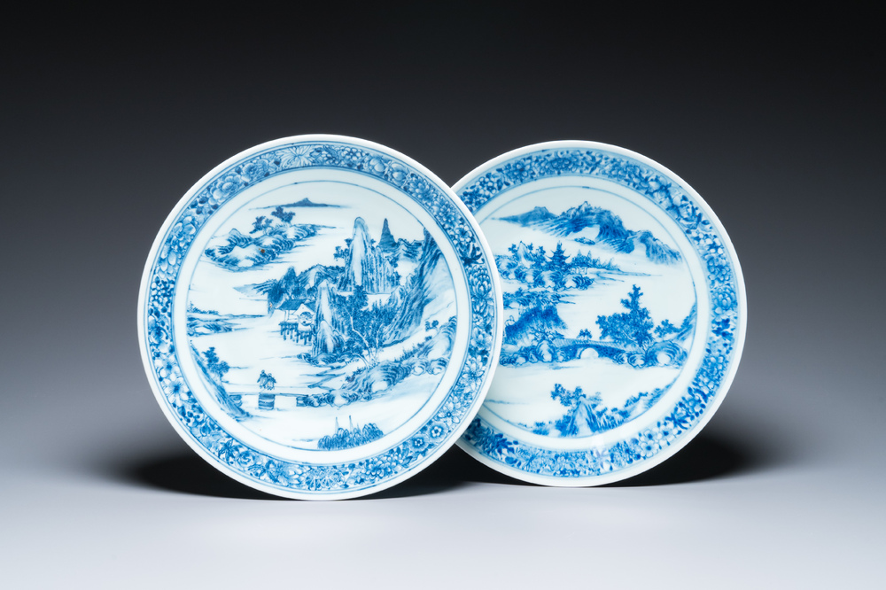 Twee Chinese blauw-witte schotels met berglandschappen, 19e eeuw