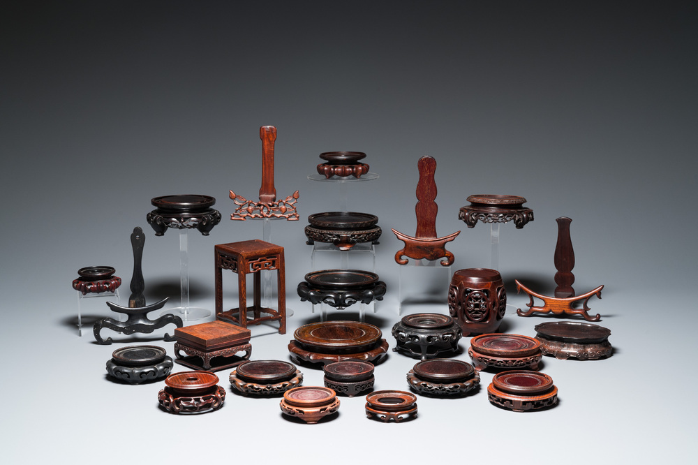 Collection de 25 socles en bois sculpt&eacute;, Chine, 19/20&egrave;me