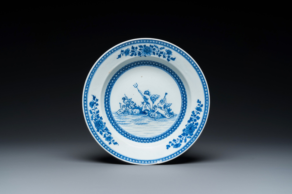Een Chinees blauw-wit bord met mythologisch decor van Neptunus, Qianlong