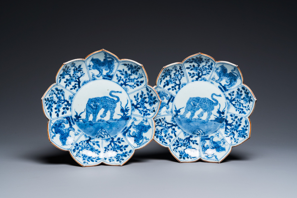 Paire de coupes en forme de lotus en porcelaine de Chine en bleu et blanc &agrave; d&eacute;cor de l&eacute;opards, Kangxi