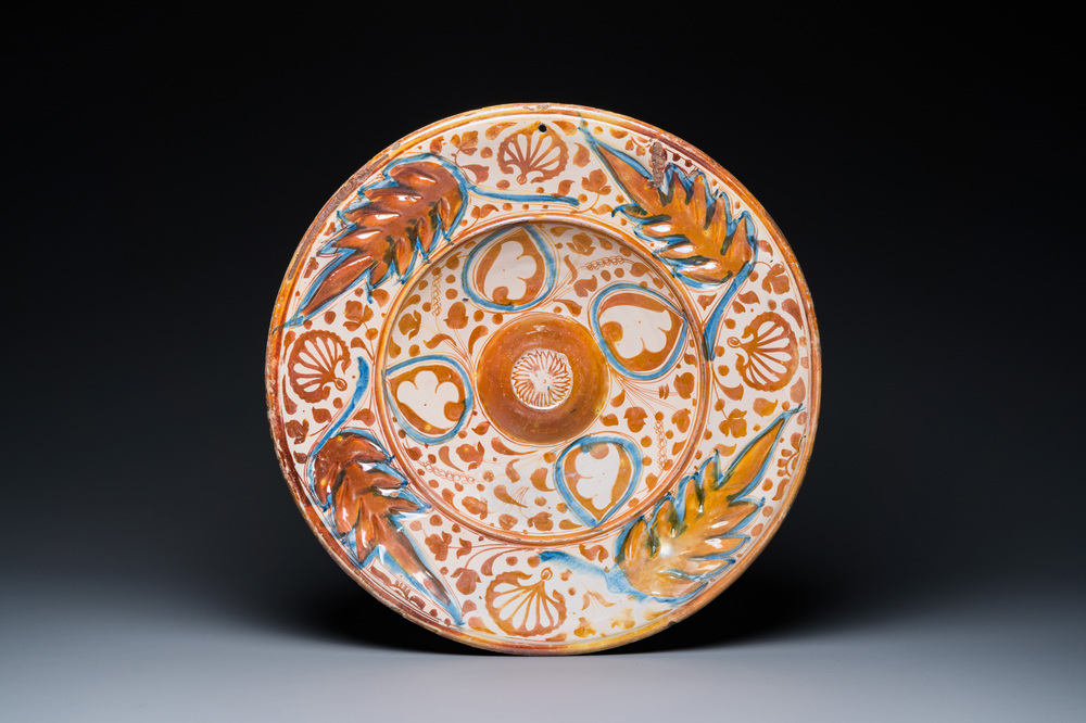 A very fresh large Hispano-Moresque lustre-glazed dish with ornamental design, Spain, 16th C.