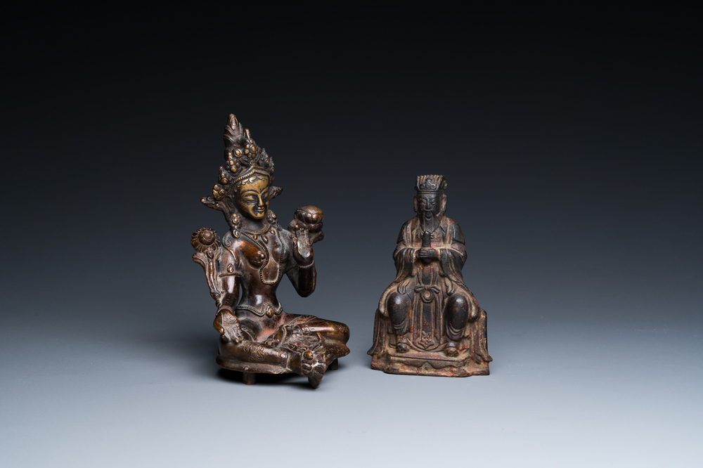 Een Chinese bronzen figuur van Wenchang Wang en een Tara in koperlegering, Ming en 19/20e eeuw