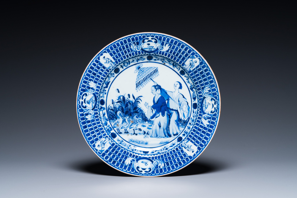 Een Chinese blauw-witte schotel met 'Parasoldames' naar Cornelis Pronk, Qianlong