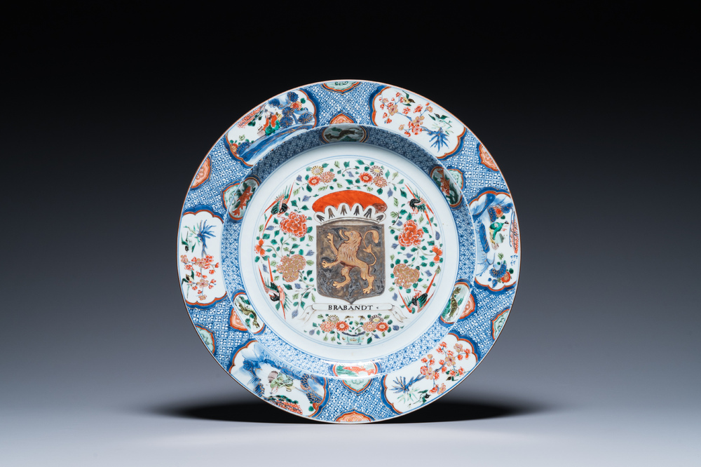 Grand plat armori&eacute; en porcelaine de Chine famille verte aux armes de Brabant, Kangxi