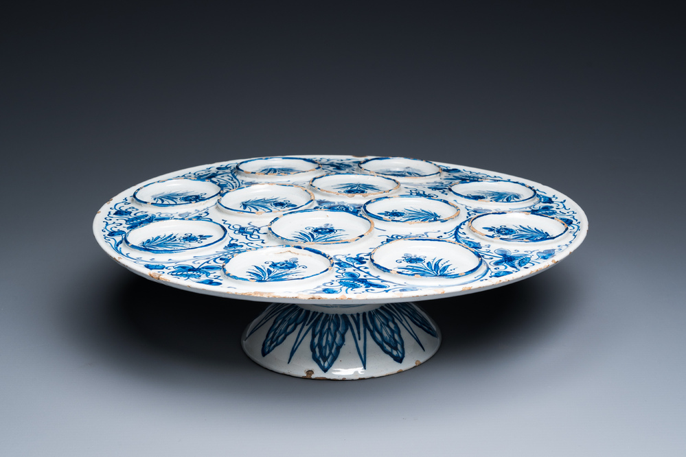 Tazza aux m&eacute;daillons en relief en fa&iuml;ence de Delft en bleu et blanc, 1&egrave;re moiti&eacute; du 18&egrave;me