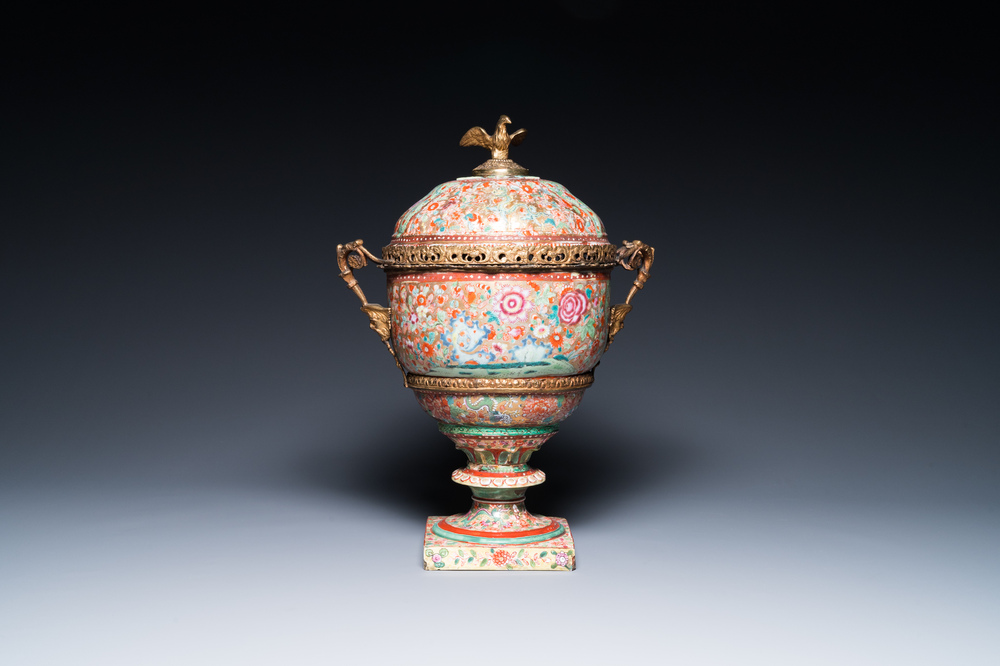 Rare grand bol couvert en porcelaine de Chine famille rose surd&eacute;cor&eacute;e en Europe sur piedouche en porcelaine de Samson, Qianlong et 19&egrave;me