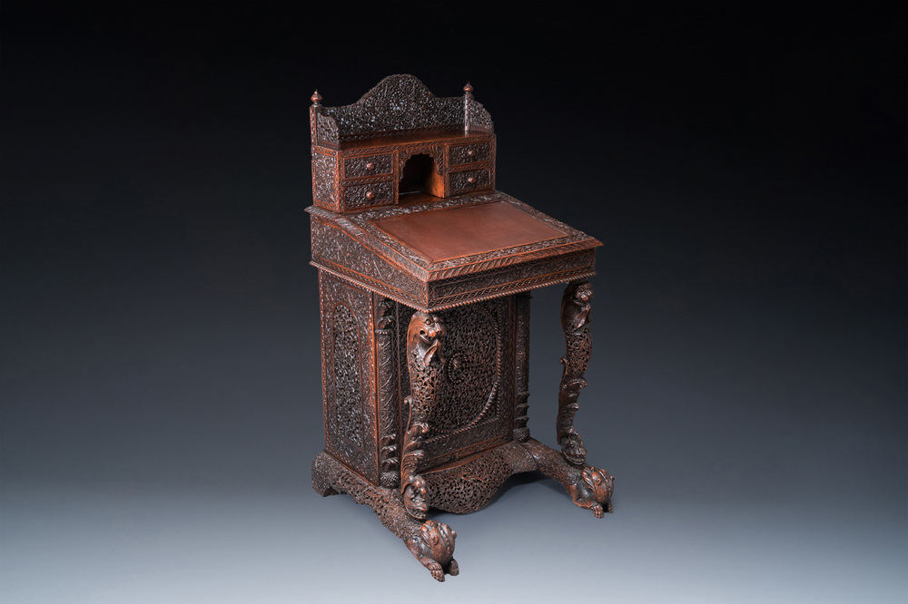 Bureau anglo-indien colonial en bois sculpt&eacute; au compartiment cach&eacute;, 19&egrave;me