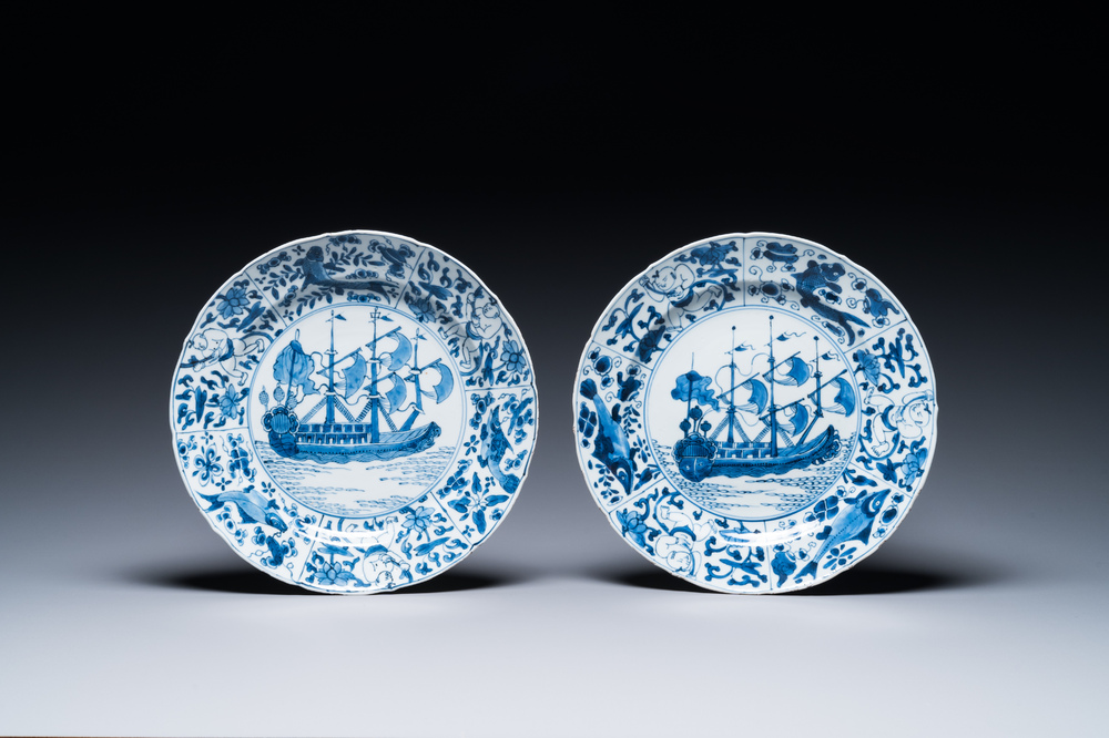 Een paar Chinese blauw-witte kraak-stijl schotels met VOC-schepen, Kangxi