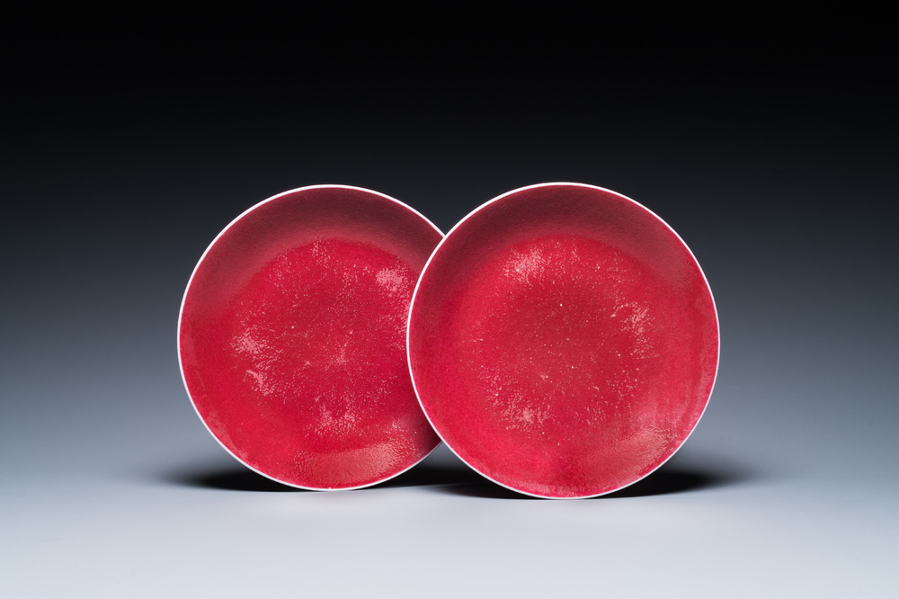 Paire de plats en porcelaine de Chine en rouge de rubis monochrome, marque et &eacute;poque de Jiaqing