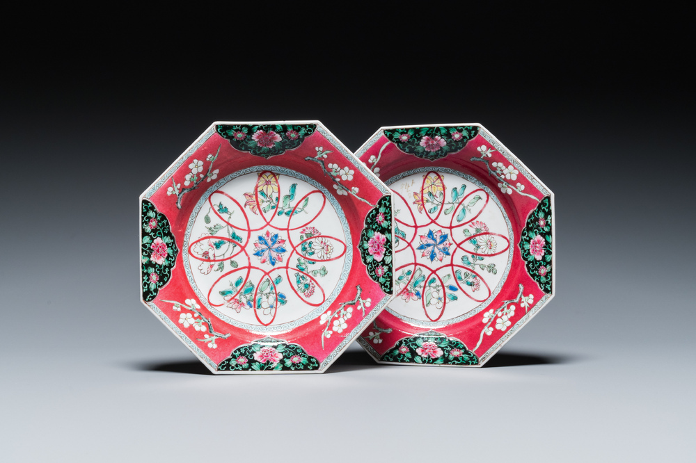Paire d'assiettes de forme octogonale en porcelaine de Chine famille rose au fond rubis, Yongzheng
