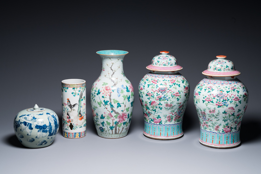 Quatre vases en porcelaine de Chine famille rose et un pot couvert en bleu et blanc sur fond c&eacute;ladon, 19&egrave;me