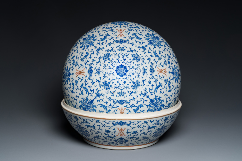 Een grote ronde Chinese dekseldoos met overglazuur blauw lotusdecor, Guangxu merk en periode