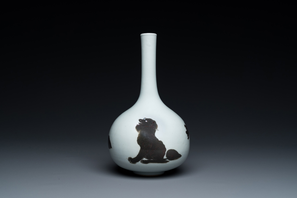 Vase de forme bouteille en porcelaine de Chine &agrave; d&eacute;cor d'animaux mythiques en rouge de cuivre, Kangxi