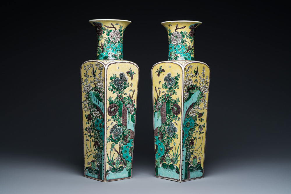 Paire de vases de forme carr&eacute;e en porcelaine de Chine famille verte &agrave; fond jaune, marque de Kangxi, 19&egrave;me