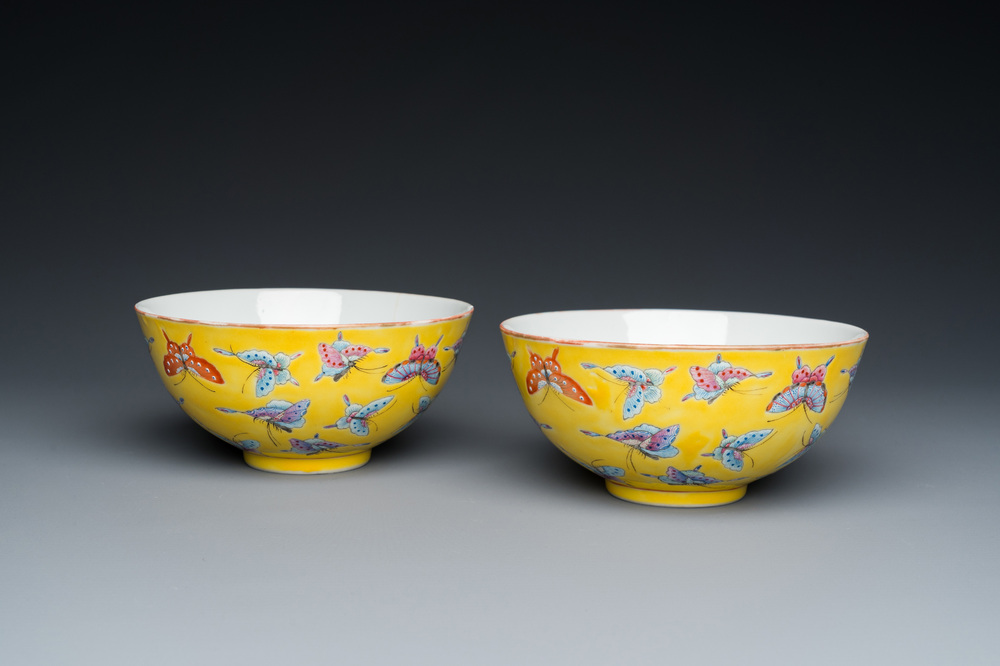 Paire de bols en porcelaine de Chine famille rose &agrave; d&eacute;cor de papillons sur fond jaune, marque et &eacute;poque de Tongzhi