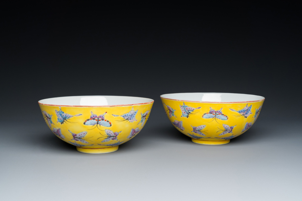 Paire de bols en porcelaine de Chine famille rose &agrave; d&eacute;cor de papillons sur fond jaune, marque et &eacute;poque de Tongzhi