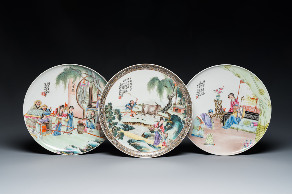 Trois plats en porcelaine de Chine famille rose, sign&eacute;s Zeng Fuqing 曾福慶 et marques de Le Tao Zhai 樂陶齋, dat&eacute;s 1946 et 1947