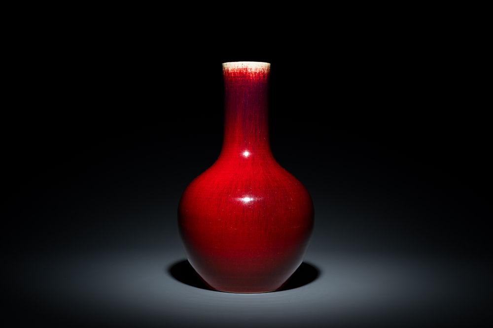 Vase de forme bouteille en porcelaine de Chine &agrave; &eacute;mail flamb&eacute;, 18/19&egrave;me
