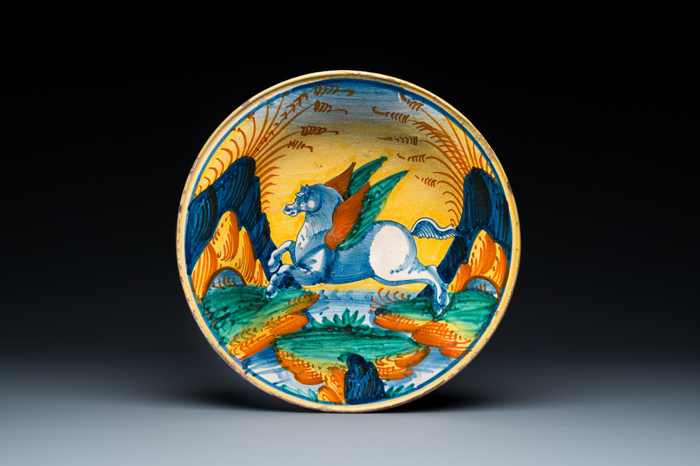 Een polychrome majolica schotel met Pegasus, wellicht Montelupo, Itali&euml;, 17e eeuw