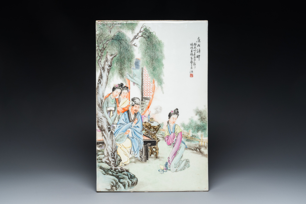 Belle plaque en porcelaine de Chine famille rose, sign&eacute;e Wang Xiliang 王錫良, dat&eacute;e 1943