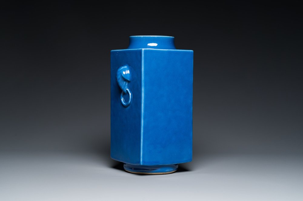 Vase de forme 'cong' en porcelaine de Chine en bleu monochrome, marque et &eacute;poque de Guangxu