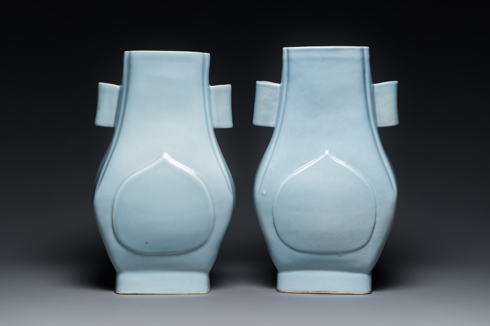 Paire de vases de forme 'fanghu' en porcelaine de Chine en bleu de lavande monochrome, marque et &eacute;poque de Guangxu