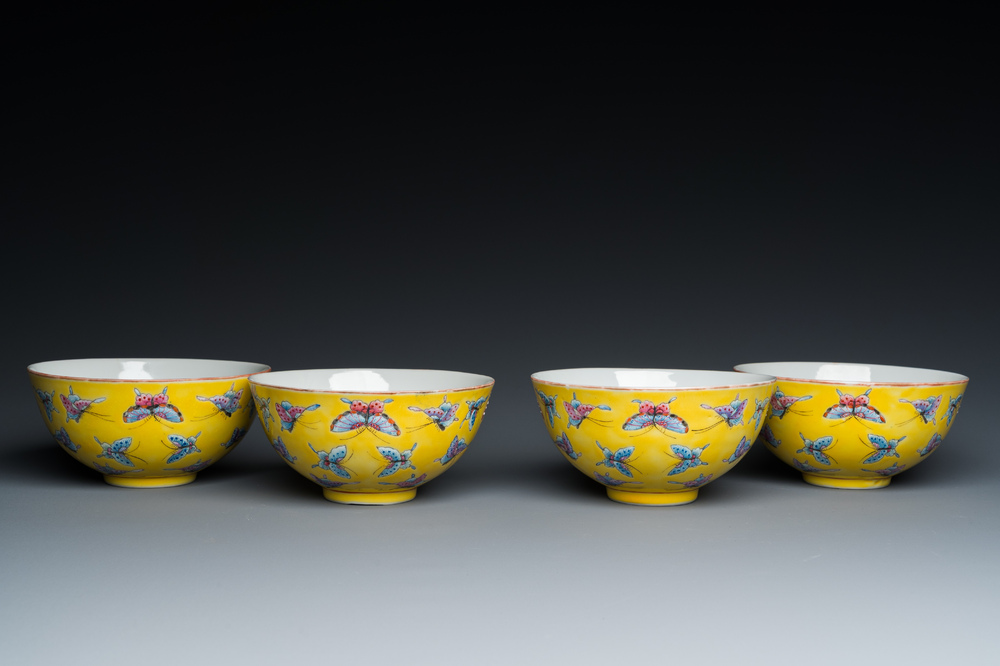 Quatre bols en porcelaine de Chine famille rose &agrave; d&eacute;cor de papillons sur fond jaune, marque et &eacute;poque de Tongzhi