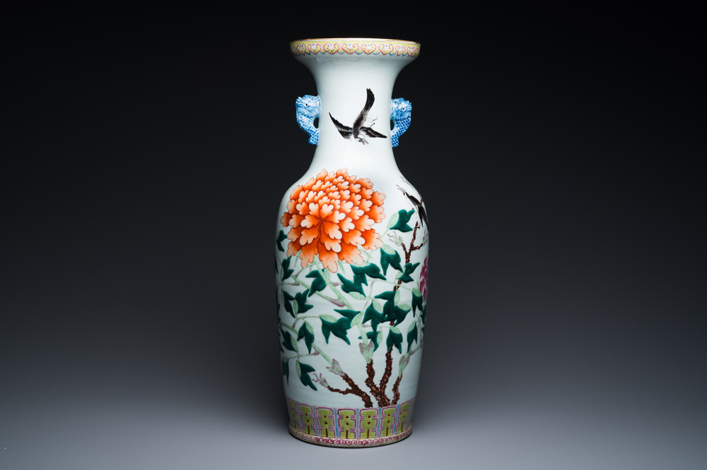 Vase en porcelaine de Chine famille rose &agrave; d&eacute;cor de pies et de pivoines, marque et &eacute;poque de Guangxu