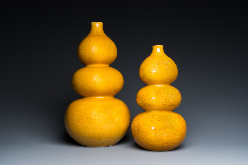 Deux vases de forme triple gourde en porcelaine de Chine en jaune monochrome aux rinceaux de lotus et dragons, marque de Longqing, 19&egrave;me