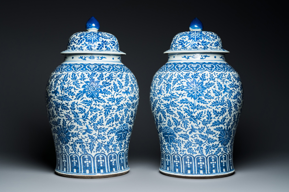 Paire de grands vases couverts en porcelaine de Chine en bleu et blanc &agrave; d&eacute;cor de rinceaux de lotus, 19&egrave;me