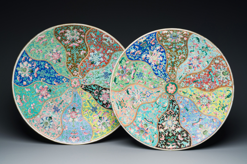 Deux grands plats en porcelaine de Chine famille rose, un avec marque de Qianlong, 19&egrave;me