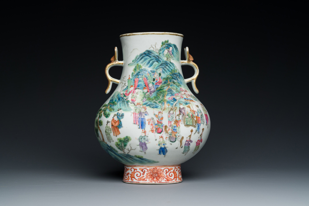 Beau vase de forme 'hu' en porcelaine de Chine famille rose aux anses en forme de ruyi, 19&egrave;me