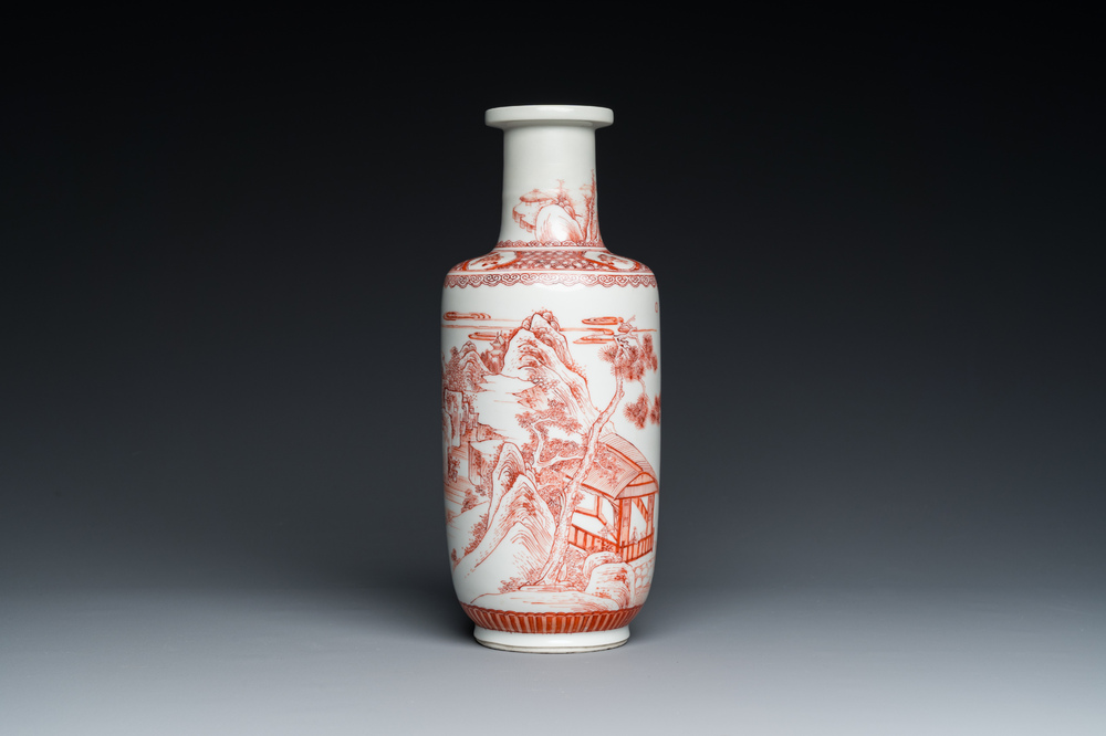 Vase de forme rouleau en porcelaine de Chine en rouge de fer, sign&eacute; Xi Yi 西逸, Kangxi