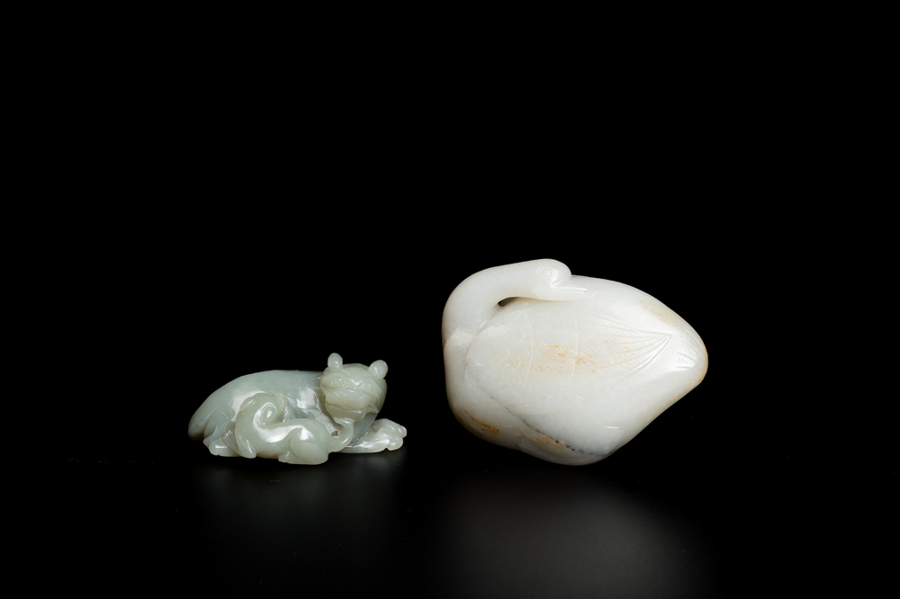 Deux sculptures en jade blanc et c&eacute;ladon repr&eacute;sentant une oie et un lion avec son petit, Chine, Qing