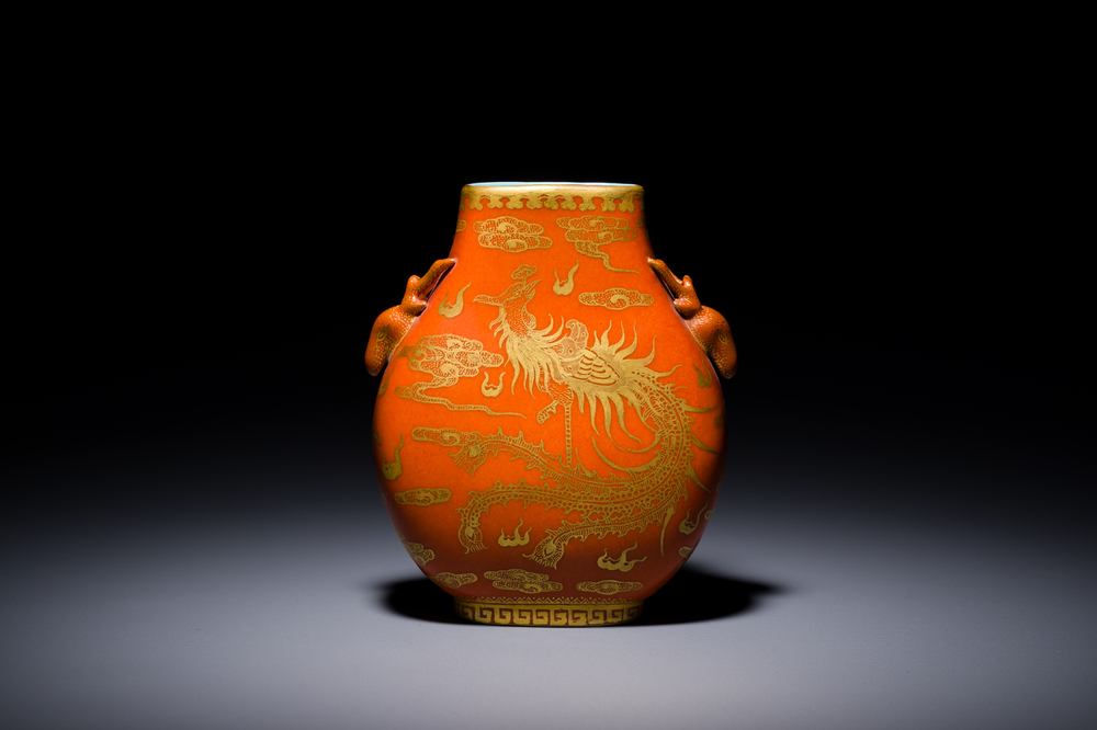 Petit vase de forme 'hu' en porcelaine de Chine &agrave; d&eacute;cor dor&eacute; d'un dragon et d'un ph&eacute;nix sur fond rouge de corail, marque de Qianlong, Qing