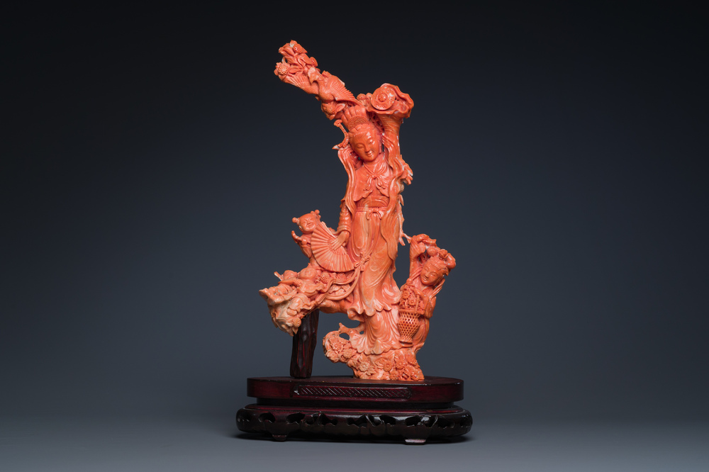 Grand groupe figurant une dame entour&eacute;e d'enfants en corail rouge, Chine, 19/20&egrave;me