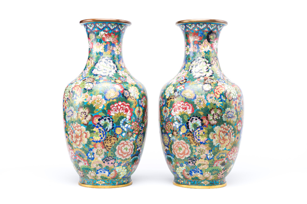 Een paar fraaie Chinese cloisonn&eacute; 'millefleurs' vazen, merk van het atelier De Cheng, Peking, 2e helft 19e eeuw