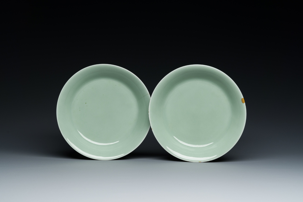 Paire d'assiettes en porcelaine de Chine en c&eacute;ladon monochrome, marque et &eacute;poque de Qianlong