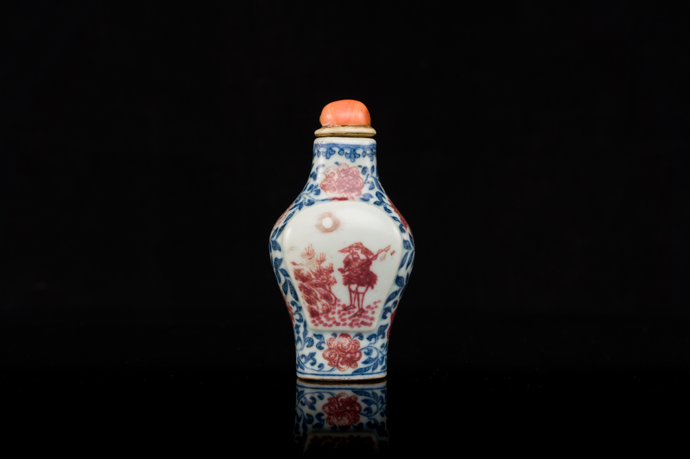 Een Chinese blauw-witte en koperrode snuiffles, Yongzheng merk en periode