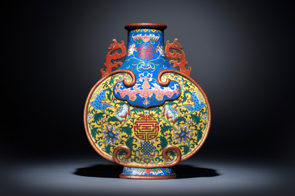 Vase de type 'bianhu' en &eacute;maux cloisonn&eacute;s &agrave; d&eacute;cor de caract&egrave;res Shou sur fonds bleu et jaune, Chine, Jiaqing