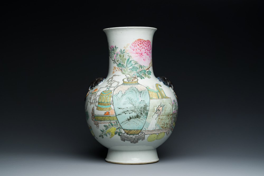 A Chinese qianjiang cai 'hu' vase with antiquities, signed Xu Pinheng 許品衡, Tongzhi mark, 19/20th C.